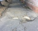 Разбитая дорога на дорожках у пешеходов! Кругом ямы и трещины