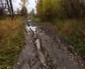 Дорога в убитом состоянии на протяжении всей улицы, а осенью и весной вообще проехать большая проблема на обычной машине. Дорога проваливается, калеи по колено.