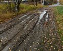 Дорога в убитом состоянии на протяжении всей улицы, а осенью и весной вообще проехать большая проблема на обычной машине. Дорога проваливается, калеи по колено.