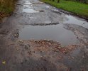 Дорога в убитом состоянии на протяжении всей улицы, а осенью и весной вообще проехать большая проблема на обычной машине. Дорога проваливается, калеи по колено.