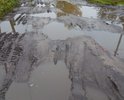 Дорога в убитом состоянии на протяжении всей улицы, а осенью и весной вообще проехать большая проблема на обычной машине. Дорога проваливается, калеи по колено.