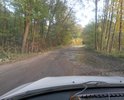 Ямы и асфальт, покрытый толстым слоем песка и грязи