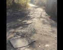 Дорога нуждается в ремонте, сквозной выезд в сторону ул.Новгородской закрыт бетонными блоками