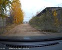 Асфальта нет, тротуары вдоль дороги заросли кустарником. Раз в месяц выравнивается трактором(грейдером), но после дождя ямы появляются вновь. Съезд на 2-Ясенную в глубоких рытвинах. Просим отремонтировать.