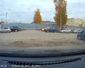 Асфальта нет, тротуары вдоль дороги заросли кустарником. Раз в месяц выравнивается трактором(грейдером), но после дождя ямы появляются вновь. Съезд на 2-Ясенную в глубоких рытвинах. Просим отремонтировать.