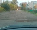 Огромные ямы. Асфальта местами нет. Нормально проехать этот участок можно только на первой передаче. Этот участок дороги даже не грейдируют. Также под дорогой имеется водоток ручья Безымянного который уже осыпается по краям с остатками асфальта.