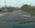 Огромные ямы. Асфальта местами нет. Нормально проехать этот участок можно только на первой передаче. Этот участок дороги даже не грейдируют. Также под дорогой имеется водоток ручья Безымянного который уже осыпается по краям с остатками асфальта.