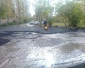 Дорогу постоянно заливает, вода стоит, грязь по щиколотку. После неоднократных обращений, проблему стали решать, НО! Асфальт кладут в грязь!. Кроме того, в данном месте, вероятно лужи не будет, но жители последних подъездов этого дома будут выбираться к "цивилизации" уже по колено в грязи, т.к. воде стекать будет больше некуда.