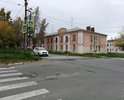 Решётки ливневой канализации посреди дороги регулярно проваливаются под колесами транспорта. По данной улице проходят автобусы. То, что нет аварий с жертвами результат того, что качество дорог в городе приучило водителей не разгоняться выше 20-30 км/ч.