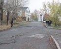 Впереди - ворота храма. Такие дороги - это не по-христиански.