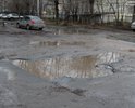 Это не просто лужа. Это целая система... "водоемов", которые образуются между двумя последними перед Декабристов домами по нечетной стороне улицы. Собственно, они не образуются - они просто тут почти всегда есть. И всем приходится лавировать между ними. Местами же и вовсе непролазная грязь.