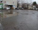 Это не просто лужа. Это целая система... "водоемов", которые образуются между двумя последними перед Декабристов домами по нечетной стороне улицы. Собственно, они не образуются - они просто тут почти всегда есть. И всем приходится лавировать между ними. Местами же и вовсе непролазная грязь.
