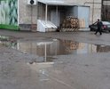 Это не просто лужа. Это целая система... "водоемов", которые образуются между двумя последними перед Декабристов домами по нечетной стороне улицы. Собственно, они не образуются - они просто тут почти всегда есть. И всем приходится лавировать между ними. Местами же и вовсе непролазная грязь.