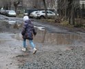 Лужа с пропиской - так называют жители двух домов по Коммунистической пространство между ними. По их словам, они были здесь всегда.