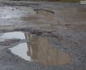 Лужа с пропиской - так называют жители двух домов по Коммунистической пространство между ними. По их словам, они были здесь всегда.