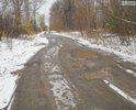 Дорога на улице Хохрякова в южной части. По ней и люди идут и машины ездят, тротуара там нет вообще. Дорога эта вся убитая – в ямах и рытвинах. Ходить по такой дороге – себя не уважать. А куда деваться? На Хохрякова находятся важные социальные объекты: МБУ «Спортсооружения г. Полевского» – главный детский спортивный объект юга, дальше прекрасный детский сад, ещё дальше расчётный центр услуг ЖКХ. Вот и плетутся по этой страшной дороге дети, мамы с колясками, старики.
