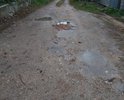 Дорожного покрытия на улице не было никогда. Дорогу размывает дождями. При Украине в начале улицы положили 5 метров асфальта, на этом ремонт закончился.