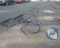 По адресу Шилкинская, 21 яма на пол дороги. Автовладельцам приходится выезжать на встречную полосу.