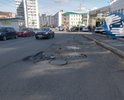 По адресу Шилкинская, 21 яма на пол дороги. Автовладельцам приходится выезжать на встречную полосу.