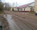 Огромные ямы. Лужи. Асфальт местами погребен под слоем грязь. К автобусной остановке не подойти. Выезд на улицу Транспортную из-за огромной и глубоко ямы на повороте возможен только со встречного направления.