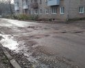 Глубокие ямы. После очередных раскопок местного Водоканала просто засыпали и разравняли. Лужи и грязь.