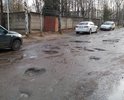 Глубокие ямы. После очередных раскопок местного Водоканала просто засыпали и разравняли. Лужи и грязь.
