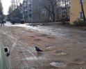 Глубокие ямы. После очередных раскопок местного Водоканала просто засыпали и разравняли. Лужи и грязь.