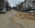 Последний раз асфальт на этой дороге видел в 2003 году ,но после замены коммуникаций, асфальт пропал, в этом году тепловики опять меняли теплотрассу, траншею засыпали, выровняли и отщебенили.После ям и горок, нам это было уже за счастье, но...счастье длилось две недели, потом приехали газовики и опять перекопали, до после себя утрудились просто засыпать траншею и оставить непонятно чего.Я не понимаю, почему коммунальщики не несут ответственности за тебе безобразия, которые творят.Тепловики и Горгаз не самые бедные организации, почему их не обязываю восстанавливать дорожное покрытие, может тогда они будут думать и координировать свои действия и коммуникации прокладывать так чтобы их хватало не на пять или десять лет, а хотя бы на 25 лет?