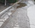 На подъездах к жилым многоквартирным домам по ул. Ореховая глубокие трещины, ямы и выбоины в асфальте (глубиной 10 см!!); асфальт крошится и размывается, покрытие деформируется; в выбоинах скапливается вода.