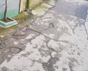 На подъездах к жилым многоквартирным домам по ул. Ореховая глубокие трещины, ямы и выбоины в асфальте (глубиной 10 см!!); асфальт крошится и размывается, покрытие деформируется; в выбоинах скапливается вода.
