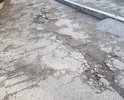 На подъездах к жилым многоквартирным домам по ул. Ореховая глубокие трещины, ямы и выбоины в асфальте (глубиной 10 см!!); асфальт крошится и размывается, покрытие деформируется; в выбоинах скапливается вода.