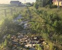 Дорога частично состоит из битого лома, щебня, крошки и местами плит. все это сделано самими жителями. Дорогу администрация тут никогда не прокладывала.  
На двух участках проезда совсем нет, даже зимой трактор не расчищает проезд там. Улица получается разделена на две части из-за чего на дальнюю часть службы экстренного реагирования доехать быстро не могут, скорую помощь ночью ждем  по часу, водители звонят, не могут найти, т.к. упираются в тупик первой части улицы.