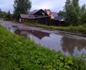 Зимой не чистят! Канав нет, вода стекает в огороды. Фурами и лесовозами все разбито.