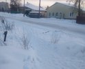 По улице Карла Маркса, между домами 38 и 40, расположен колодец на расстоянии 40 см от проезжей части, у которого упала во внутрь крышка, после обращения в службы, провели проверку и закрыли колодец строительным поддоном, сейчас это всё припорошило снегом и проходящие люди не замечают опасности. Так как нет тротуара, люди двигаются по обочине или по дороге.