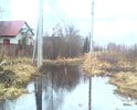 Дороги нет. Весной и осенью, нет возможности проезда к дому.