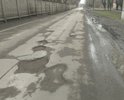 Так же, помимо огромного количества ям, на этом участке дороги есть значительные "плавные" провалы дорожного полотна, которые не видны на фото. Они находятся напротив зданий Авиагородок 42 и на углу дома Авиагородок 38 (прямо под рекламным щитом).