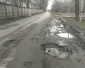 Так же, помимо огромного количества ям, на этом участке дороги есть значительные "плавные" провалы дорожного полотна, которые не видны на фото. Они находятся напротив зданий Авиагородок 42 и на углу дома Авиагородок 38 (прямо под рекламным щитом).