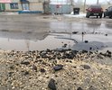 Ул. Пролетарская от переезда в сторону СПТУ по ходу движения по правой стороне дорога делает поворот. В этом месте большая выбоина.
Проезжая часть дороги не соответствует требованиям ГОСТ Р 50597—2017: «Дороги автомобильные и улицы. Требования к эксплуатационному состоянию, допустимому по условиям обеспечения безопасности дорожного движения.
Зафиксированная выбоина представляет опасность для участников дорожного движения и способны привести к аварийной ситуации на дороге.