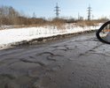 Подъезд к нашему ЖК «Горизонт» напоминает стиральную доску.
Раньше были плиты, потом сверху положили слой асфальта, но его быстро разбили. Теперь заезжать вообще невозможно, а сдано уже 7 домов! Куча машин и это единственный выезд.