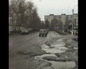 Участок дороги по ул Военных автомобилистов от рельсов до перекрёстка михайловское шоссе находится в ужасном состоянии. Огромные ямы. Машины объезжают по обочине