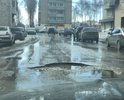 Столько людей ездит по этой дороге к рынку! Дорога в ужасном состоянии! Плюс открыт люк уже несколько дней!