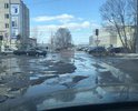 Столько людей ездит по этой дороге к рынку! Дорога в ужасном состоянии! Плюс открыт люк уже несколько дней!