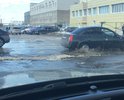 Столько людей ездит по этой дороге к рынку! Дорога в ужасном состоянии! Плюс открыт люк уже несколько дней!