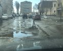 Столько людей ездит по этой дороге к рынку! Дорога в ужасном состоянии! Плюс открыт люк уже несколько дней!