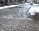 Ямы по всей улице, есть как и небольшие так огромные ямы.
