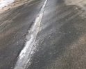Глубокие трещины и ямы на проезжей части дороги