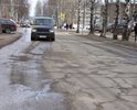 Улица Кутузова имеет множество ненормативных ям, которые мешают нормальному движению