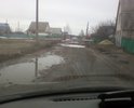 Убитая дорога по всей улице.