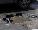Участок автомобильной дороги находится в очень умопомрачительном неудовлетворительном, аварийном состоянии. 
Канавы не объезжаются, более метра длинной и более 10 см. глубиной ямы. 
Отремонтируйте пожалуйста в ближайшее время участок автомобильной дороги 
от ул.Героя России Бурденюка,д.16. Бурденюка, д.42Б. Детский сад №14, до Шагольской 62.