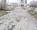 Дорого между домами Московское шоссе, 102 и Аблукова, 17 находится в плачевном состоянии. Имеется наличии выбоин и ям.